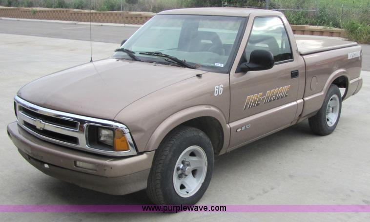 image for item 5212 1996 Chevrolet S10 pickup