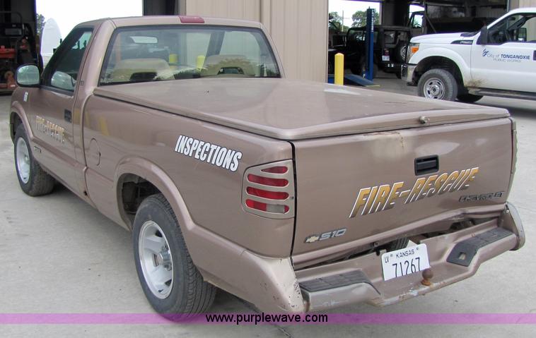 image for item 5212 1996 Chevrolet S10 pickup