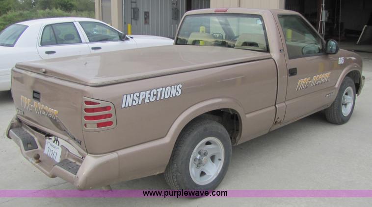 image for item 5212 1996 Chevrolet S10 pickup