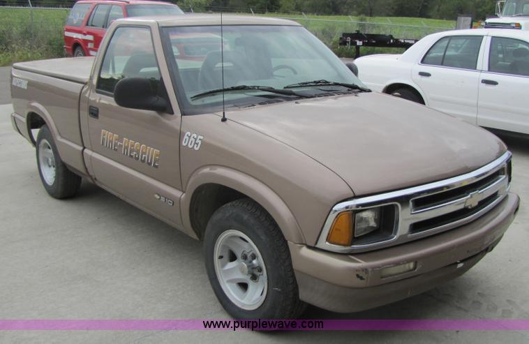 image for item 5212 1996 Chevrolet S10 pickup