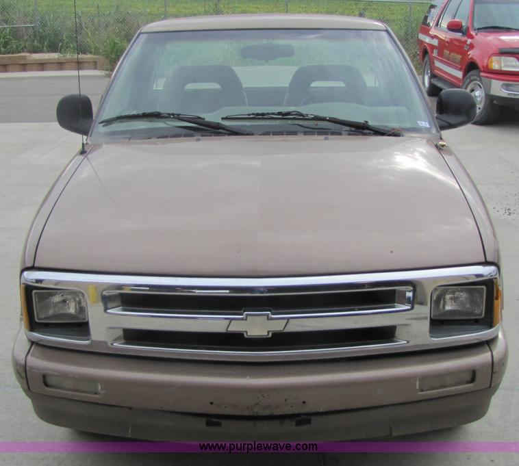 image for item 5212 1996 Chevrolet S10 pickup