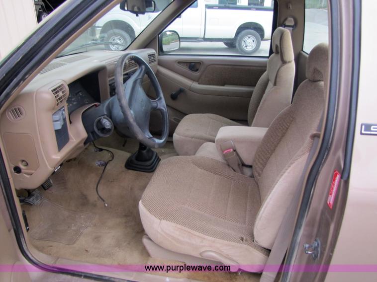 image for item 5212 1996 Chevrolet S10 pickup