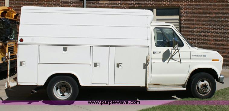 image for item 6331 1990 Ford E350 van