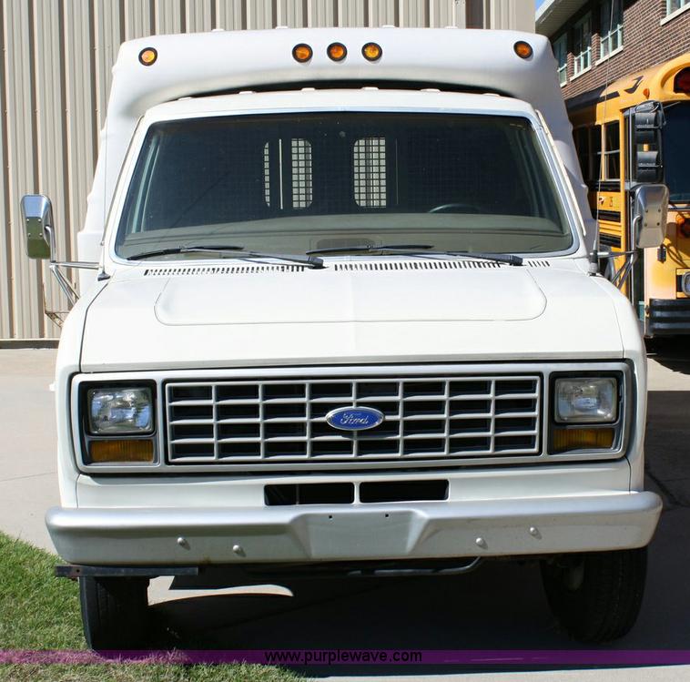 image for item 6331 1990 Ford E350 van