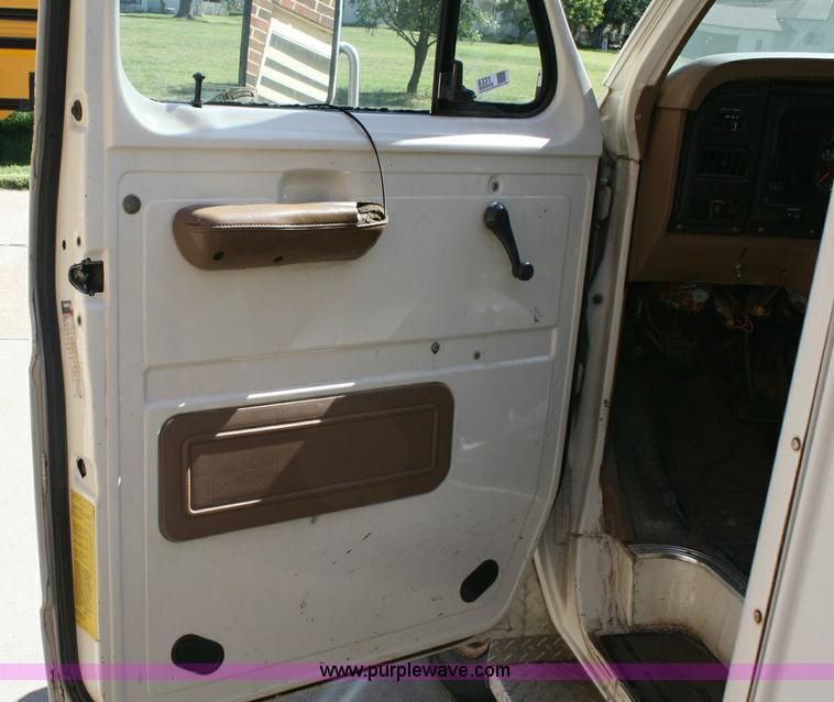 image for item 6331 1990 Ford E350 van