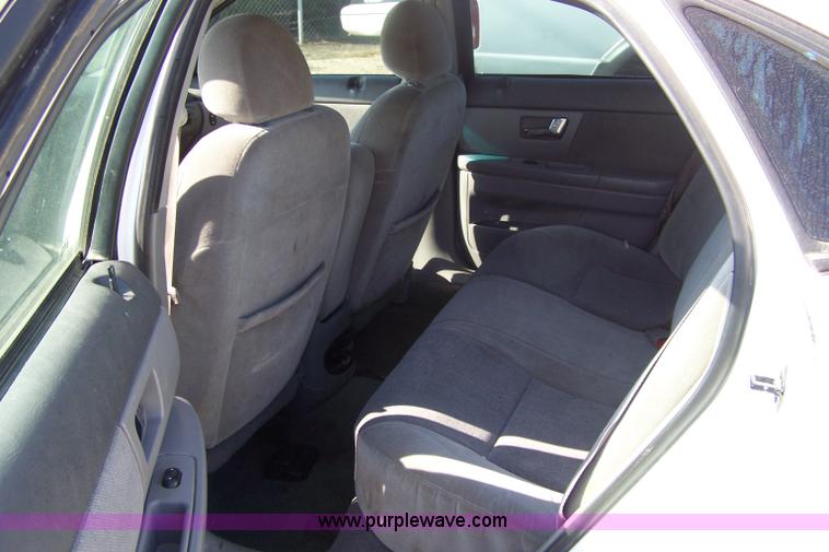 image for item 7280 2002 Ford Taurus SE
