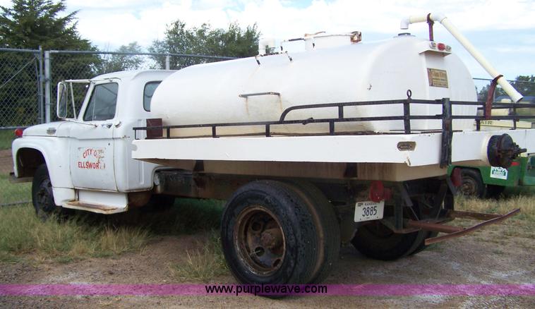 image for item 9283 1963 Ford F600 water truck