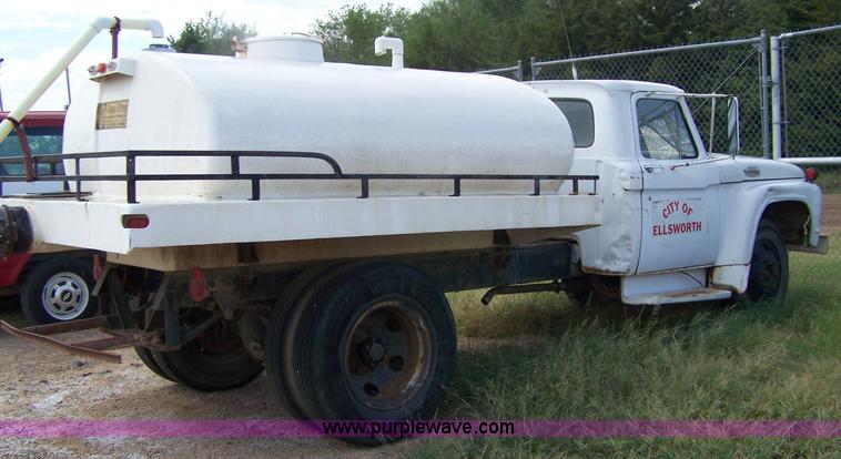 image for item 9283 1963 Ford F600 water truck
