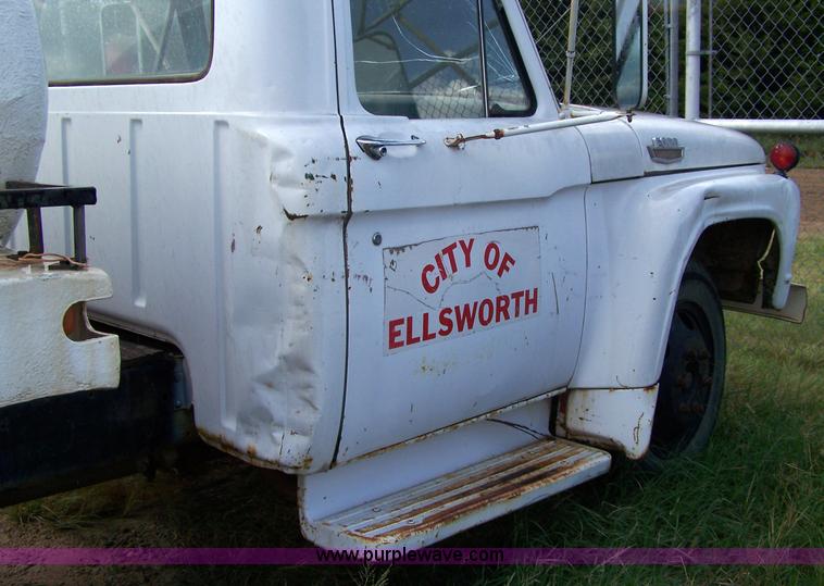 image for item 9283 1963 Ford F600 water truck