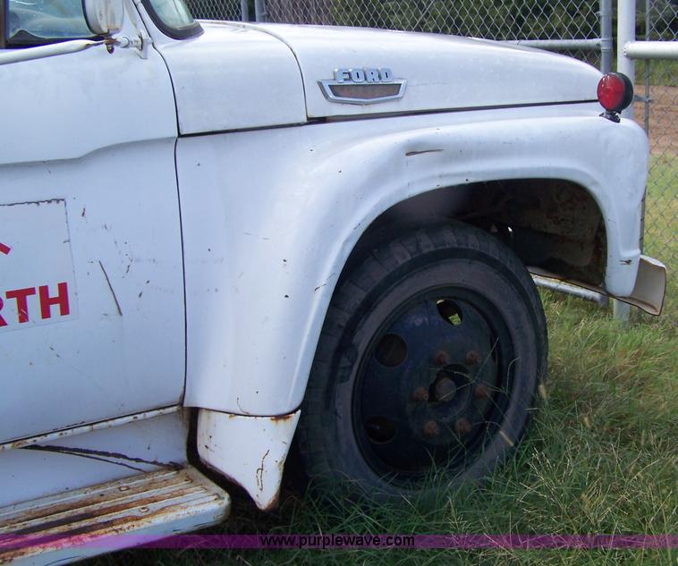 image for item 9283 1963 Ford F600 water truck