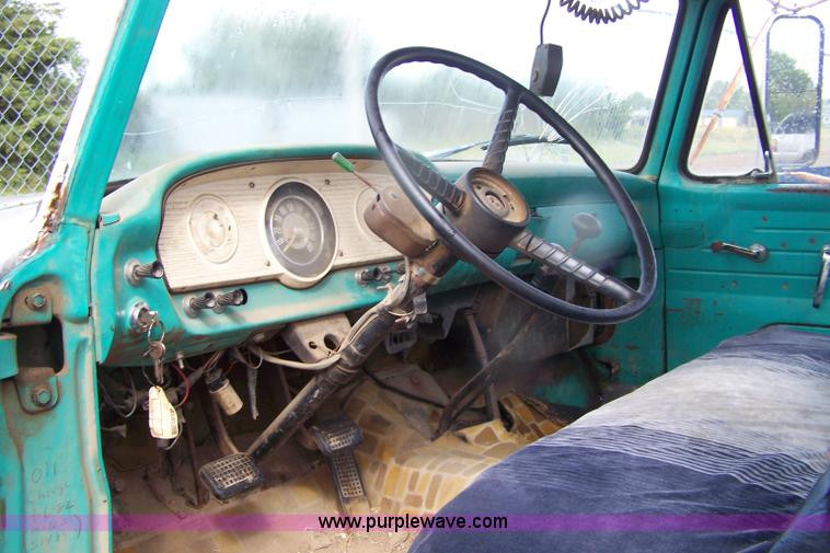 image for item 9283 1963 Ford F600 water truck