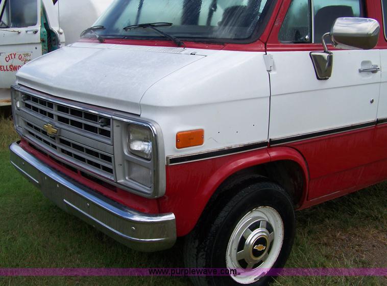 image for item 9286 1987 Chevrolet G30 van