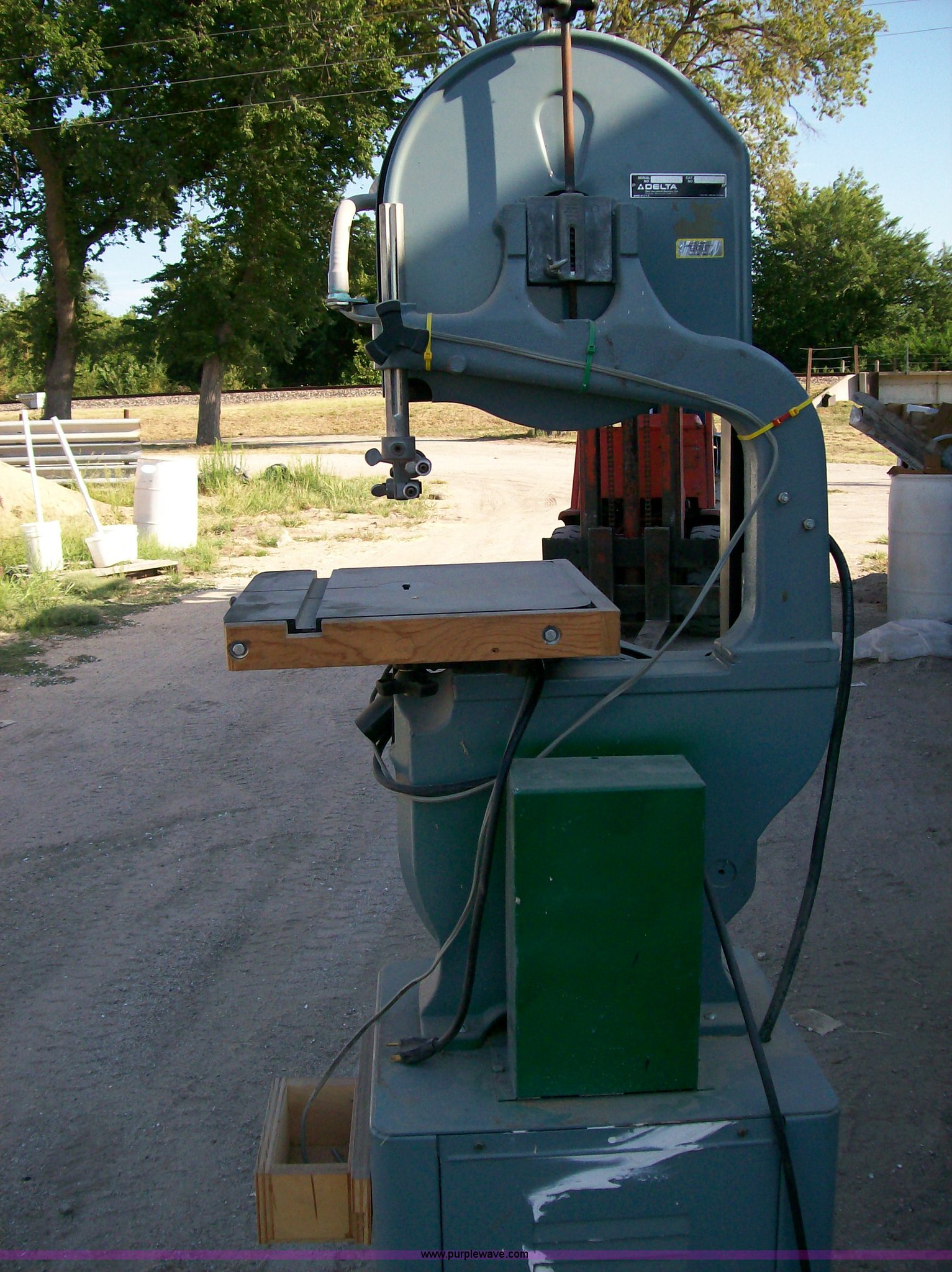 Delta wood band saw in Hutchinson, KS Item 1107 sold Purple Wave