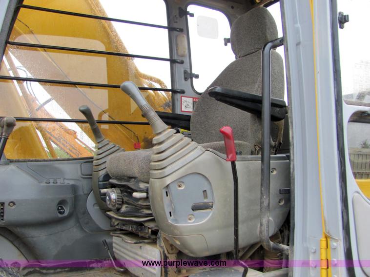 image for item 4851 2001 John Deere 200LC excavator