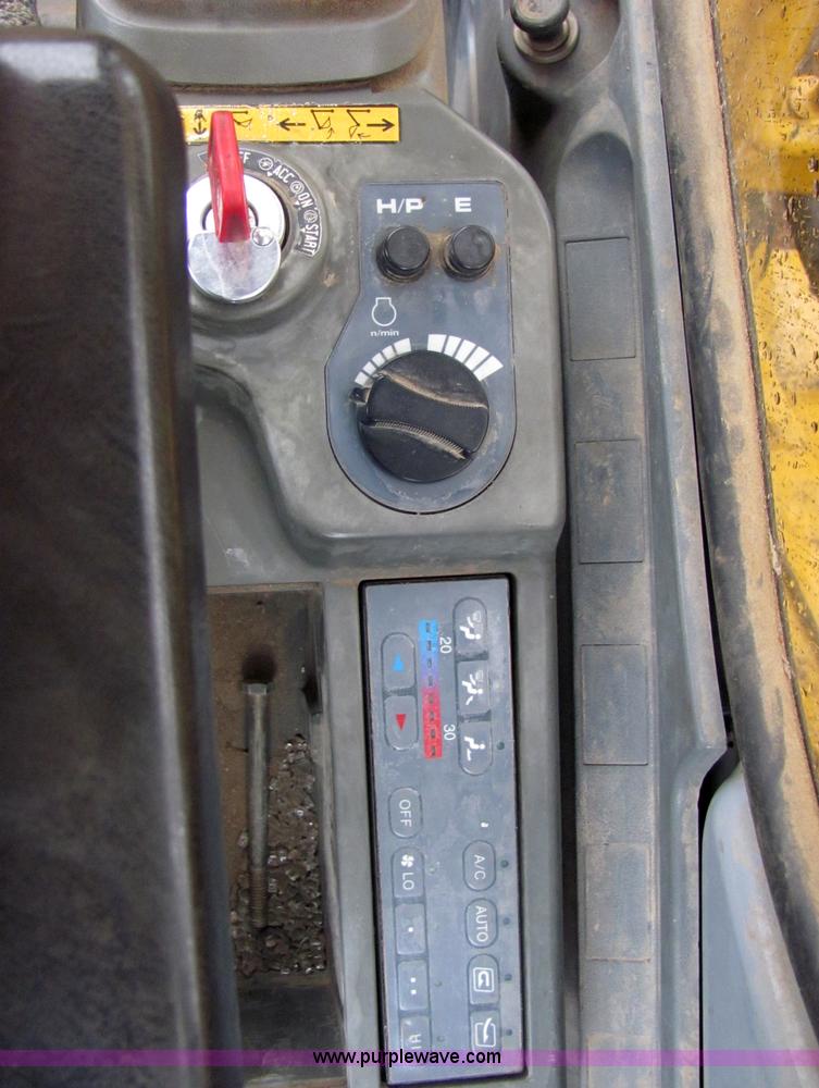 image for item 4851 2001 John Deere 200LC excavator