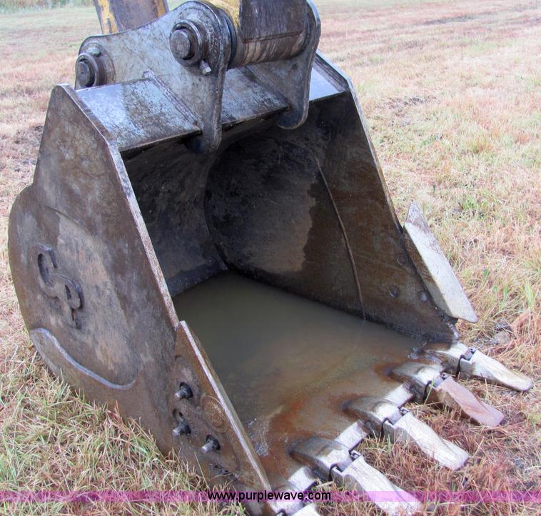 image for item 4851 2001 John Deere 200LC excavator