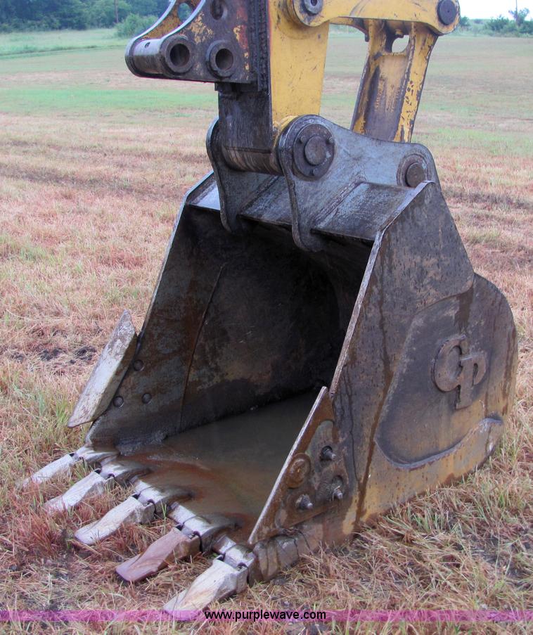 image for item 4851 2001 John Deere 200LC excavator