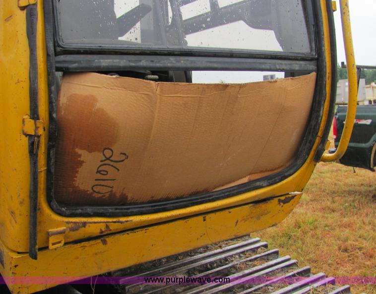 image for item 4851 2001 John Deere 200LC excavator