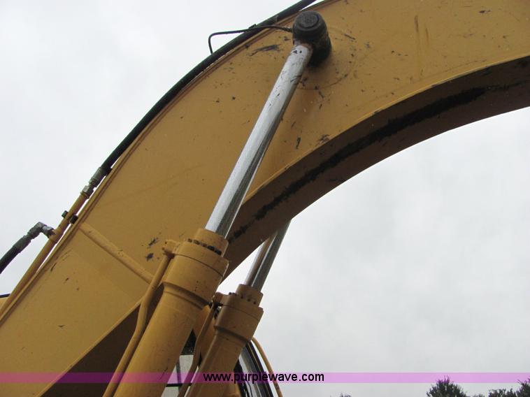 image for item 4851 2001 John Deere 200LC excavator