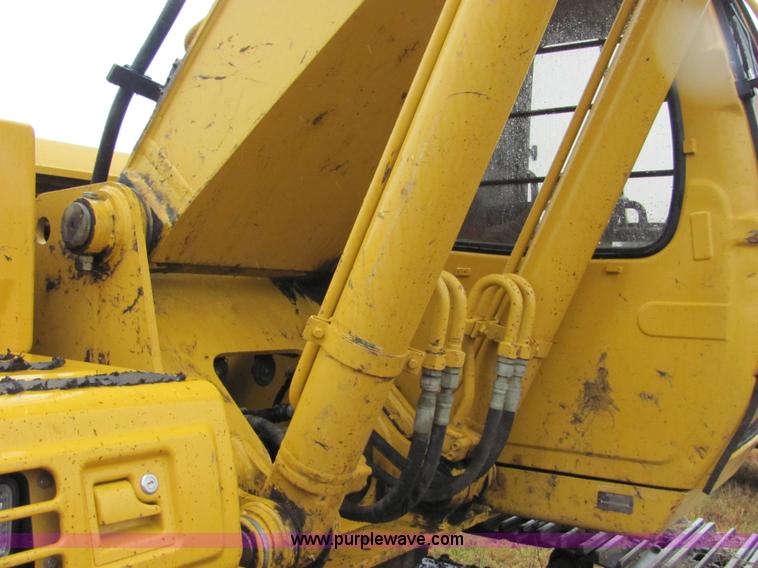 image for item 4851 2001 John Deere 200LC excavator