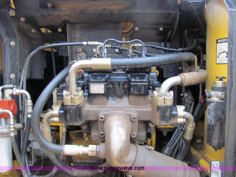 image for item 4851 2001 John Deere 200LC excavator