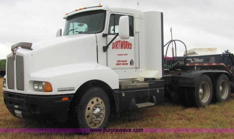 image for item 4852 2000 Kenworth T600 semi truck