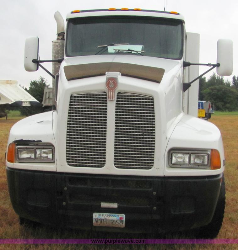 image for item 4852 2000 Kenworth T600 semi truck