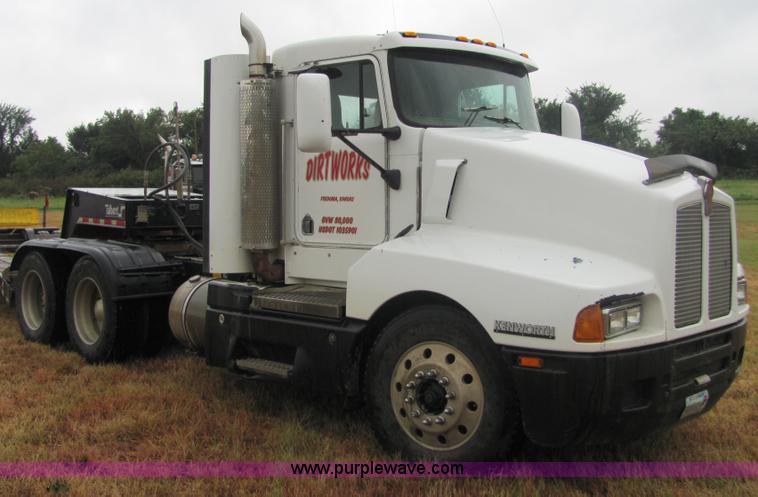 image for item 4852 2000 Kenworth T600 semi truck