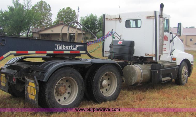 image for item 4852 2000 Kenworth T600 semi truck