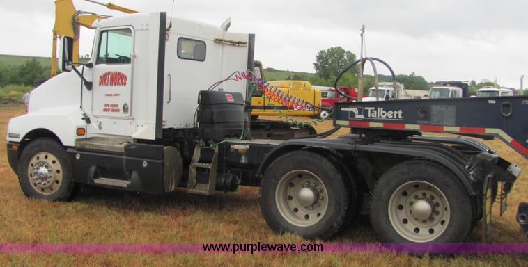 image for item 4852 2000 Kenworth T600 semi truck