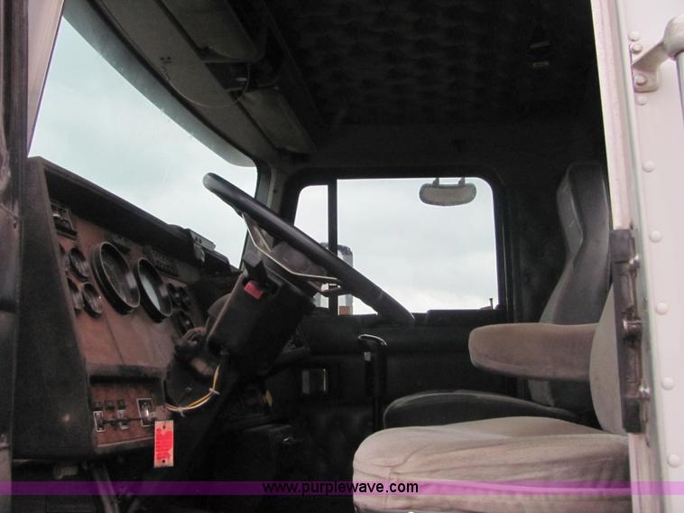 image for item 4852 2000 Kenworth T600 semi truck