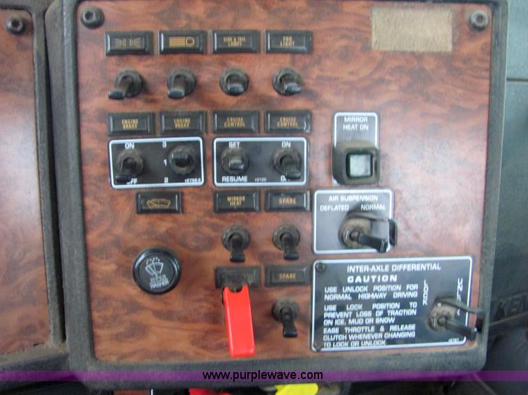 image for item 4852 2000 Kenworth T600 semi truck