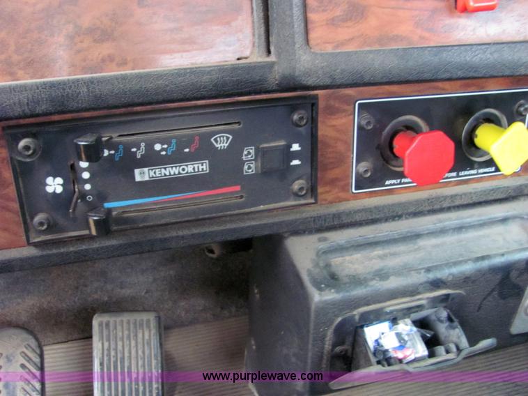 image for item 4852 2000 Kenworth T600 semi truck