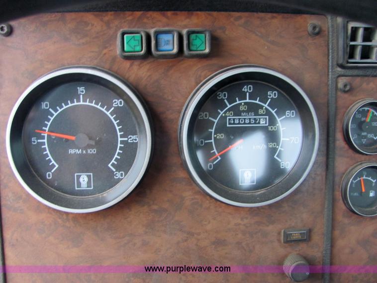 image for item 4852 2000 Kenworth T600 semi truck