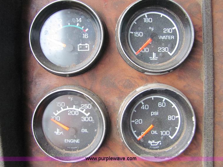 image for item 4852 2000 Kenworth T600 semi truck