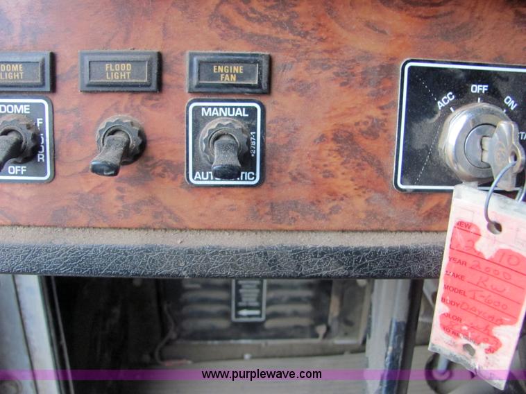 image for item 4852 2000 Kenworth T600 semi truck