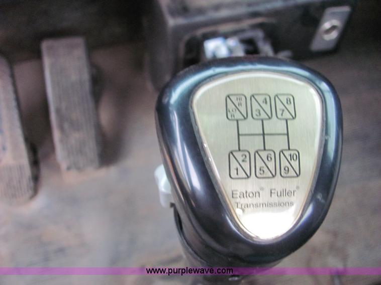 image for item 4852 2000 Kenworth T600 semi truck