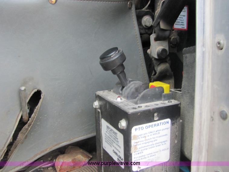 image for item 4852 2000 Kenworth T600 semi truck