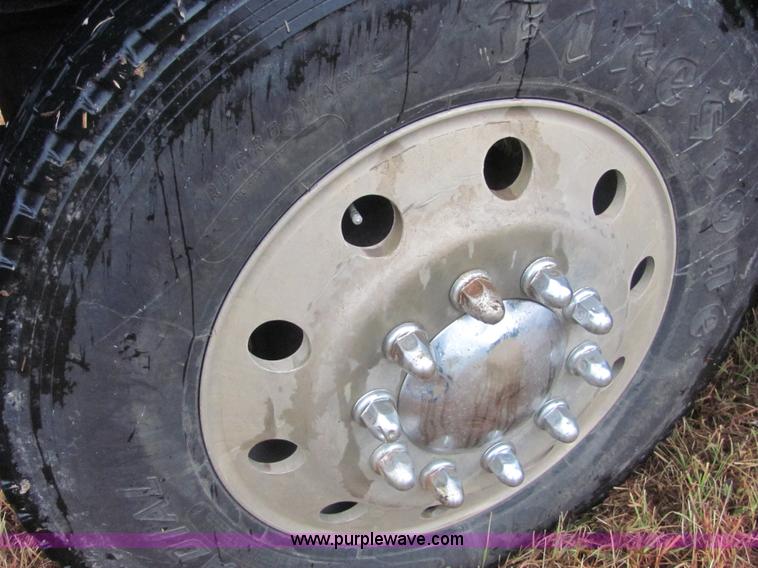 image for item 4852 2000 Kenworth T600 semi truck