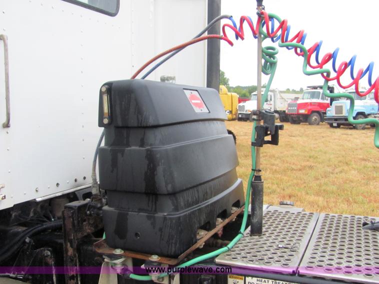 image for item 4852 2000 Kenworth T600 semi truck