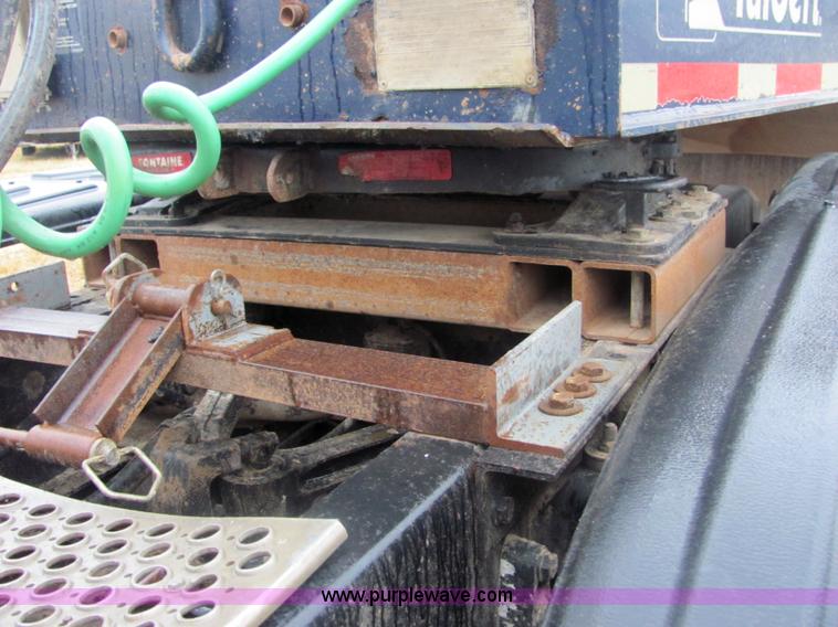 image for item 4852 2000 Kenworth T600 semi truck