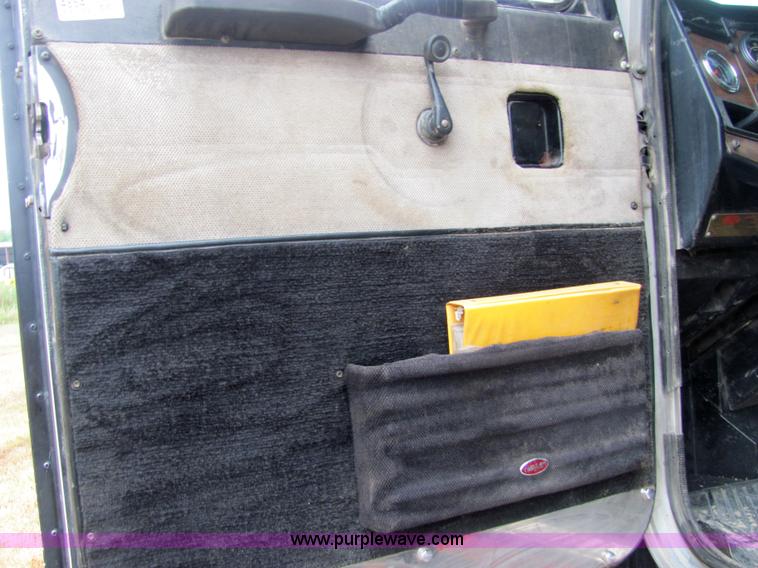 image for item 4854 1989 Peterbilt Conventional 379 semi truck