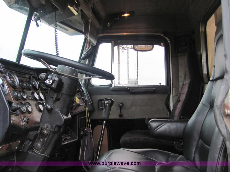 image for item 4854 1989 Peterbilt Conventional 379 semi truck