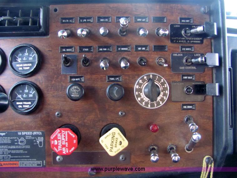 image for item 4854 1989 Peterbilt Conventional 379 semi truck