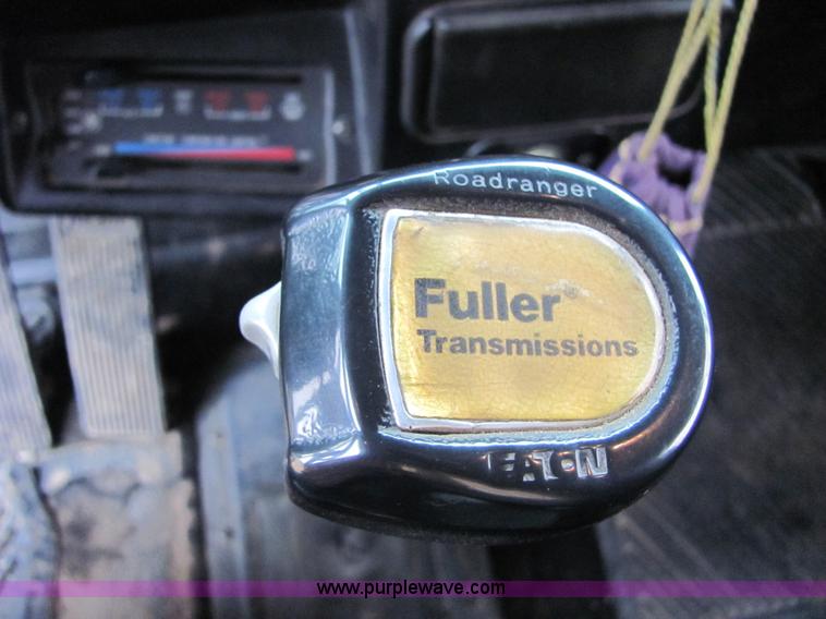 image for item 4854 1989 Peterbilt Conventional 379 semi truck