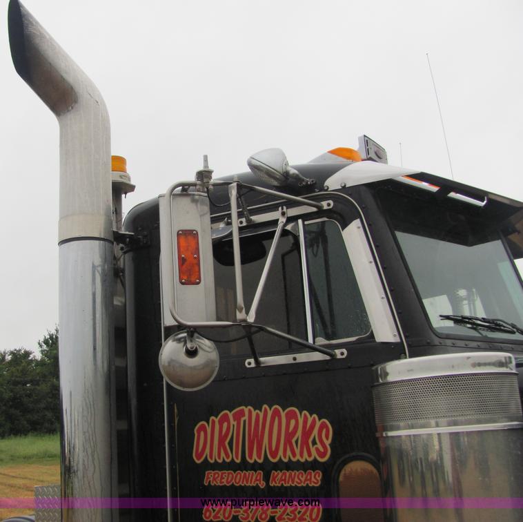 image for item 4854 1989 Peterbilt Conventional 379 semi truck