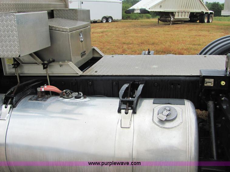 image for item 4854 1989 Peterbilt Conventional 379 semi truck