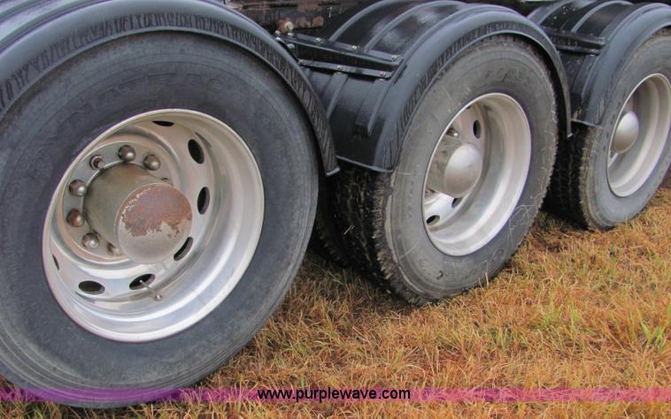 image for item 4854 1989 Peterbilt Conventional 379 semi truck