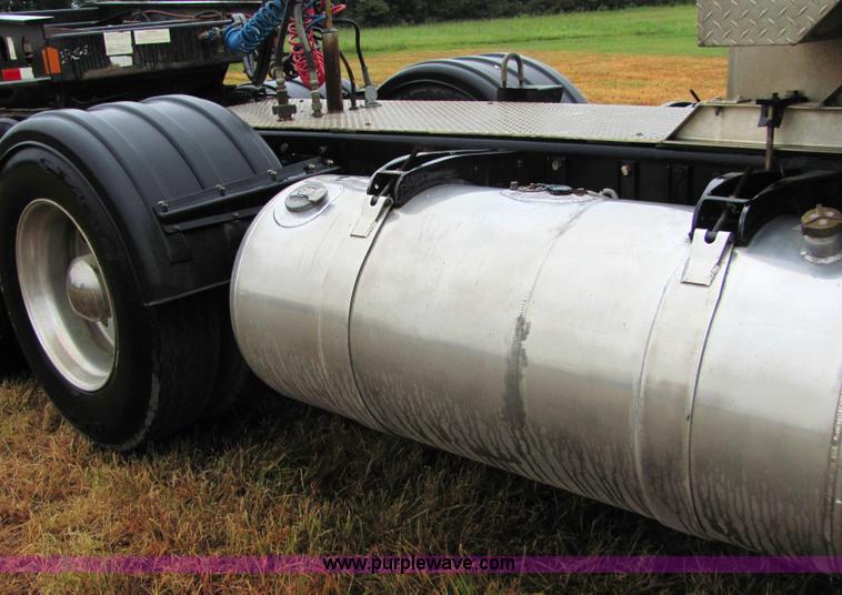 image for item 4854 1989 Peterbilt Conventional 379 semi truck