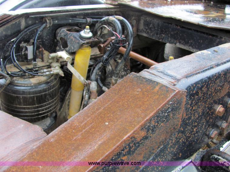 image for item 4854 1989 Peterbilt Conventional 379 semi truck